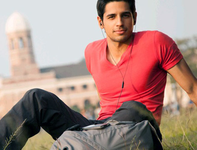 When girls surrounded Sidharth Malhotra